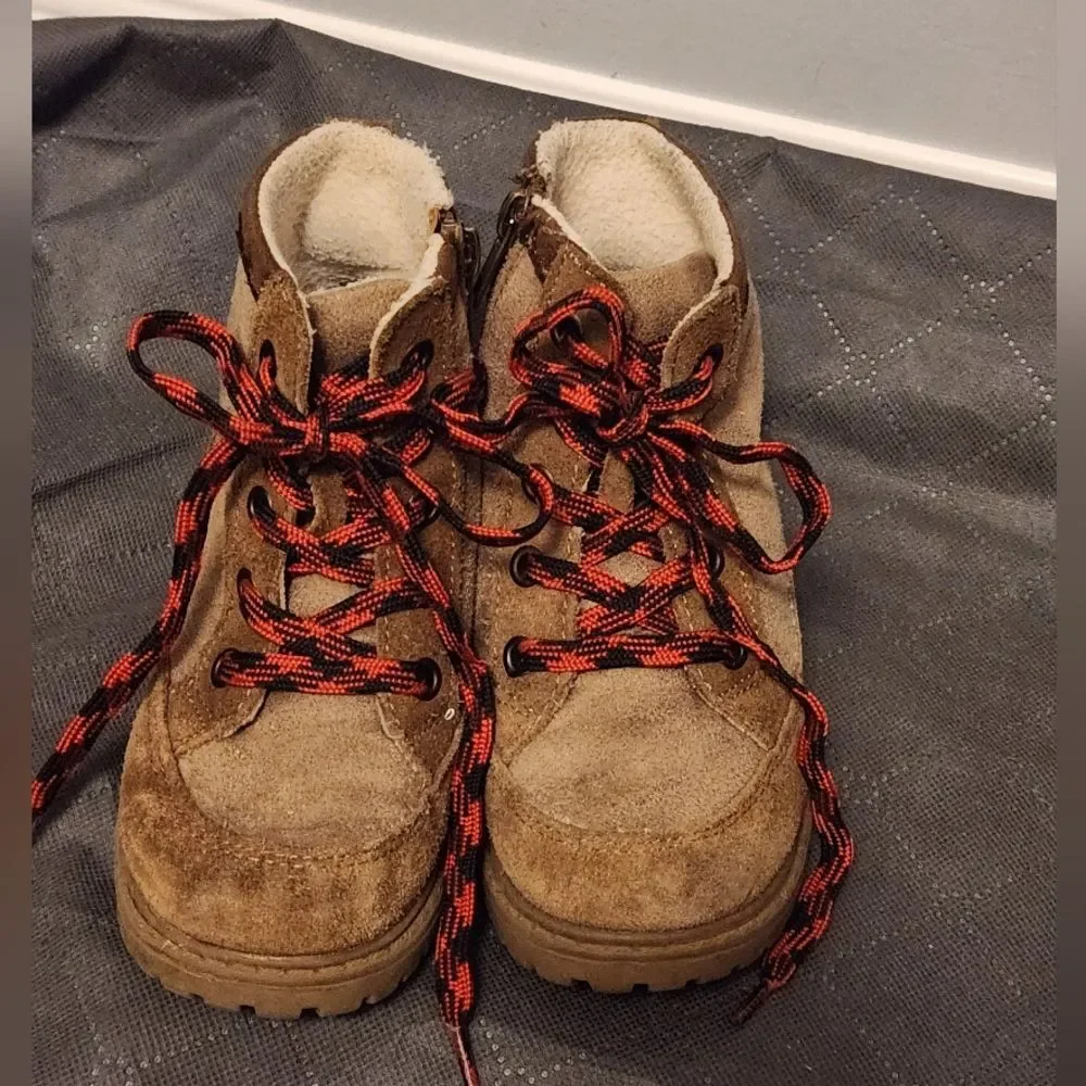(3 ITEMS FOR $25)Kids Dayfive Lil Ridge Brown Boots with Red Laces. Size 11M
